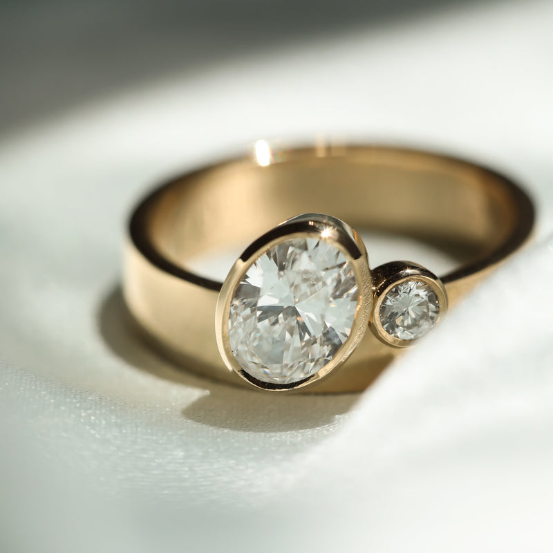 1.0CT-3.0CT Bezel Oval Cut Moissanite Diamond Unique Thick Engagement Ring