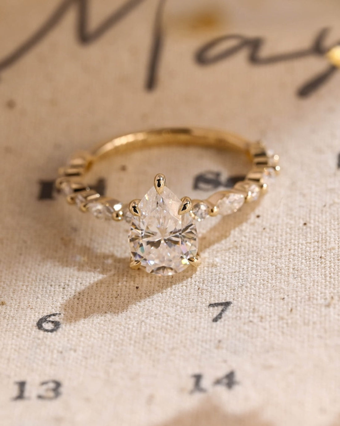 1.0 CT-3.0 CT Pear CVD Diamond Dainty Setting Engagement Ring