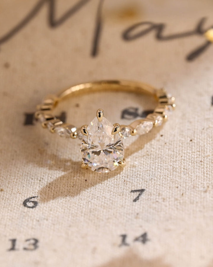 1.0 CT-3.0 CT Pear CVD Diamond Dainty Setting Engagement Ring