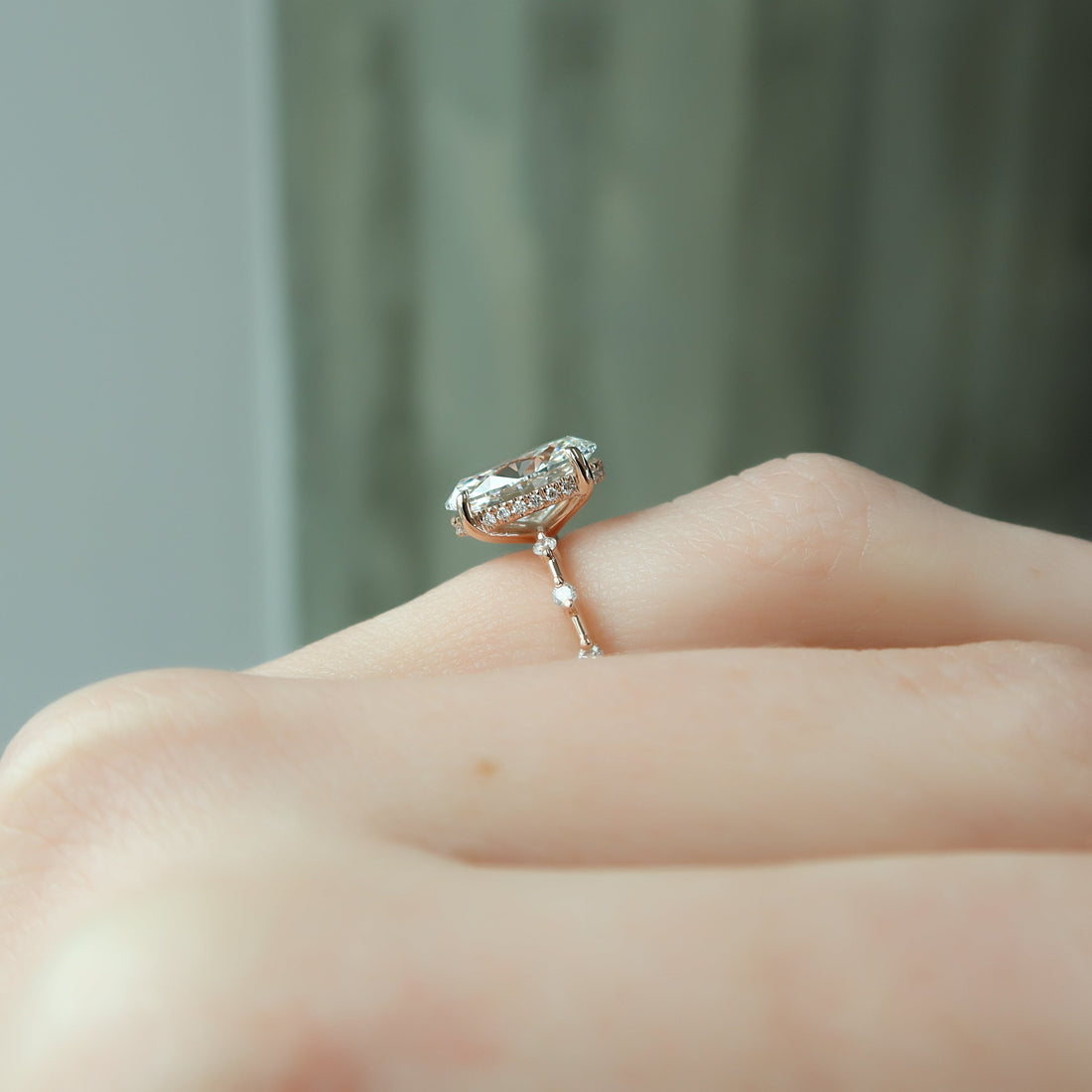 2.0 -4.0 CT Oval Cut CVD Diamond Dainty Engagement Ring