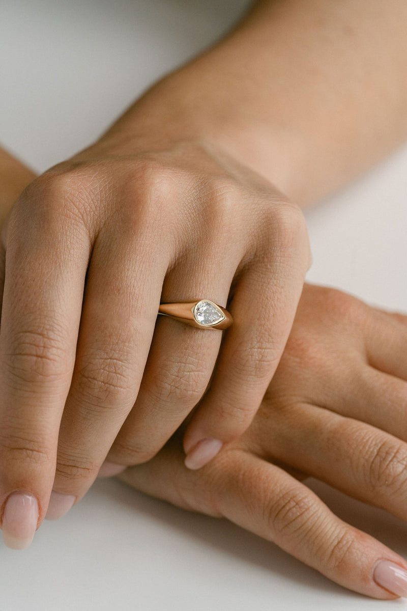 1.0CT-2.0CT Pear Cut Moissanite Unique Diamond Flush Engagement Ring