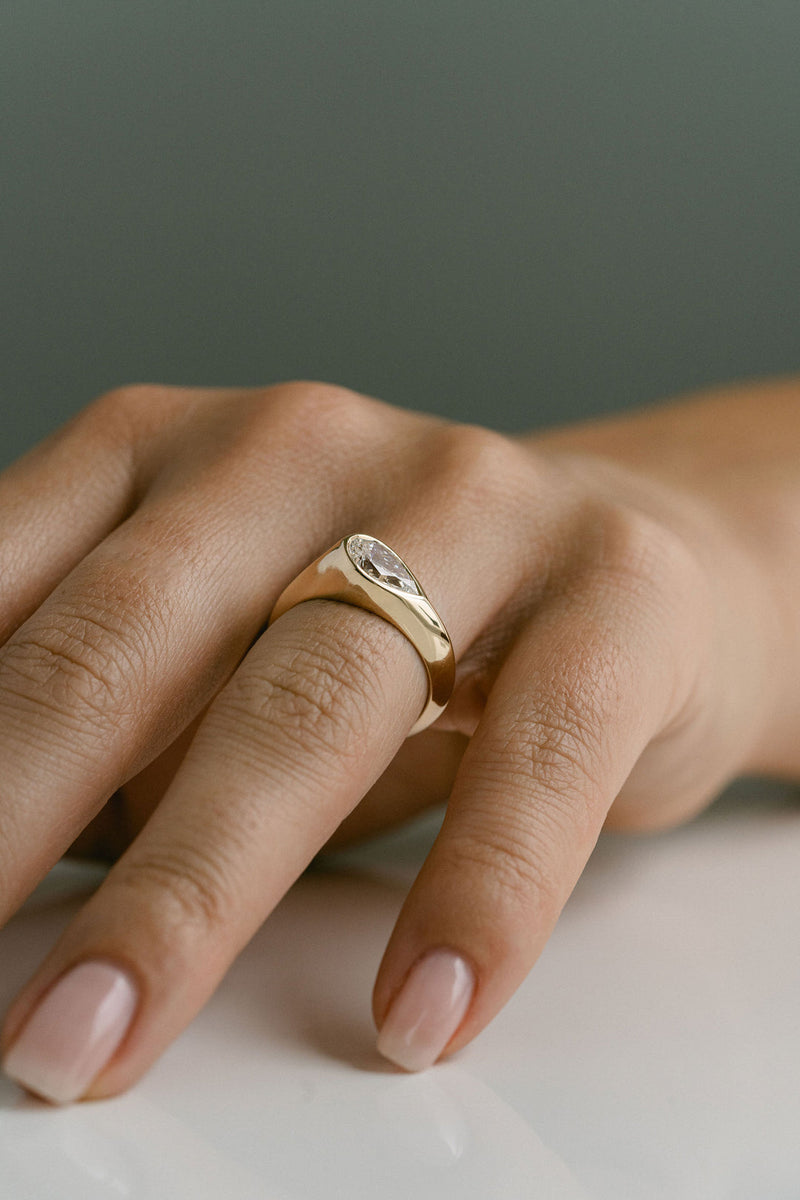 1.0CT-2.0CT Pear Cut Moissanite Unique Diamond Flush Engagement Ring