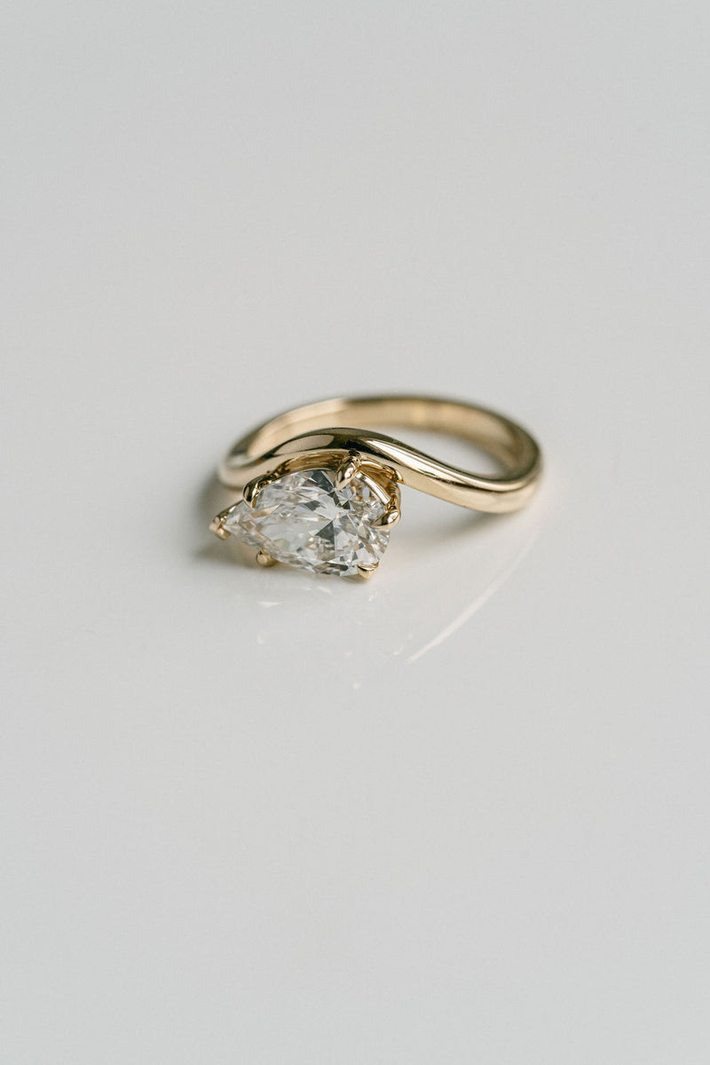 1.0CT-3.0CT Pear Cut Moissanite Diamond Unique Solitaire Engagement Ring