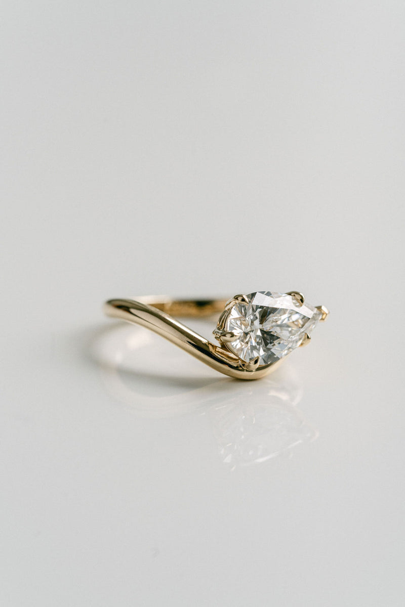 1.0CT-3.0CT Pear Cut Moissanite Diamond Unique Solitaire Engagement Ring