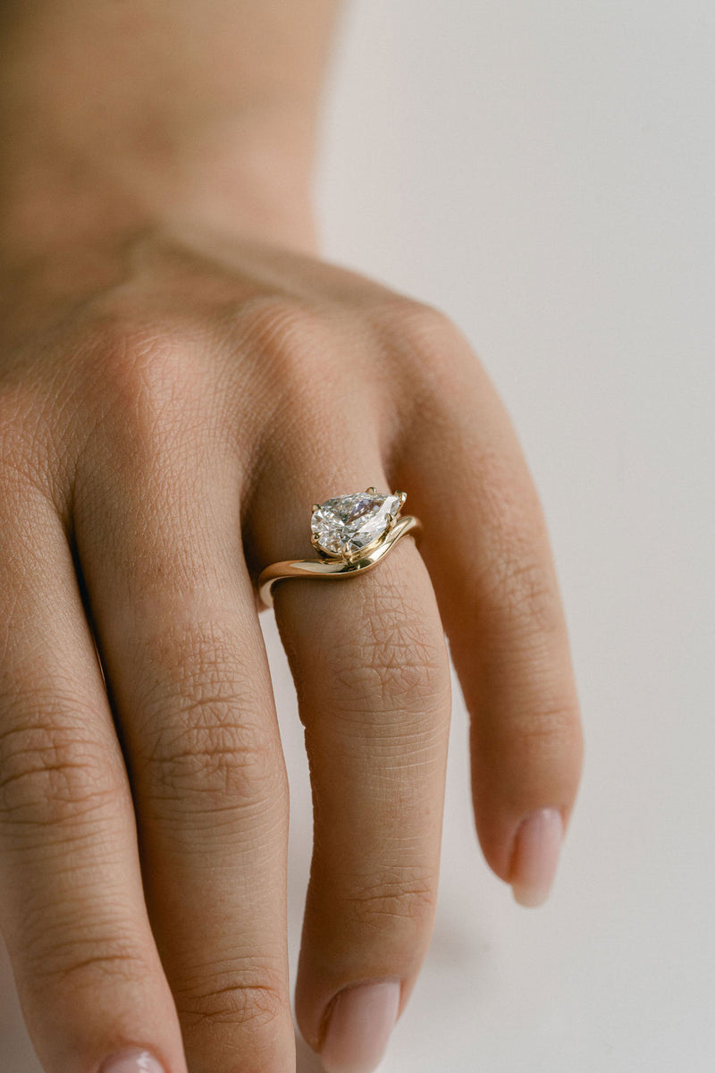 1.0CT-3.0CT Pear Cut Moissanite Diamond Unique Solitaire Engagement Ring