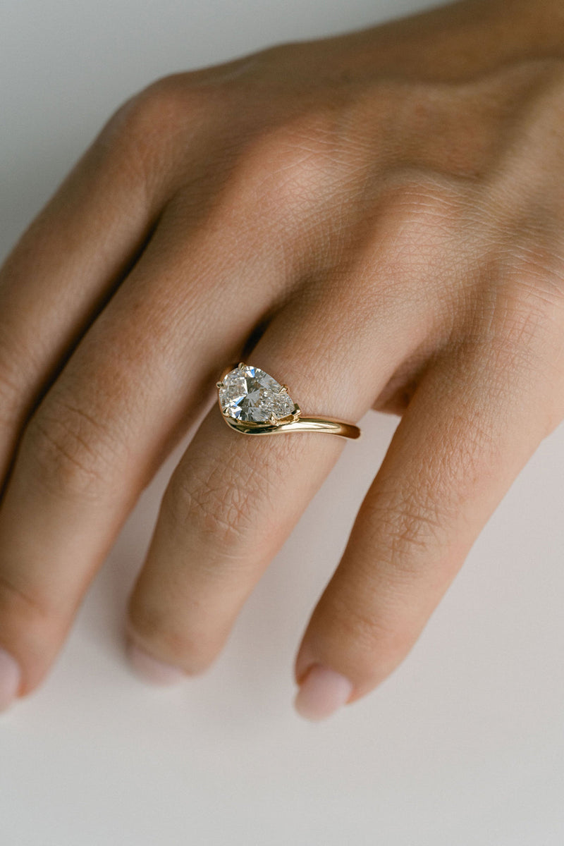 1.0CT-3.0CT Pear Cut Moissanite Diamond Unique Solitaire Engagement Ring