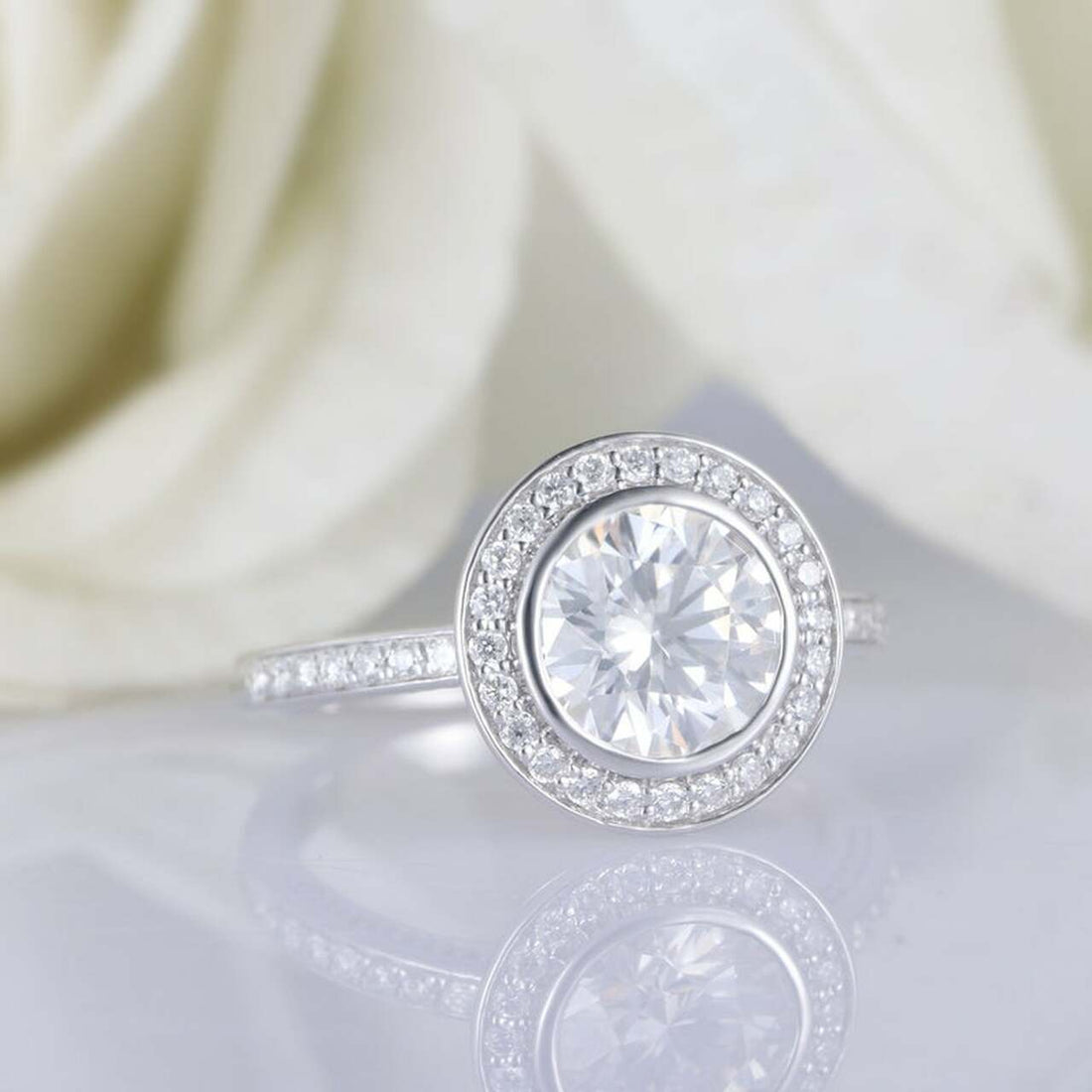 1.5CT Round Brilliant Cut Halo Moissanite Engagement Ring
