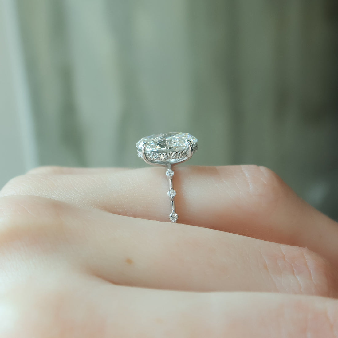 2.0 -4.0 CT Oval Cut CVD Diamond Dainty Engagement Ring