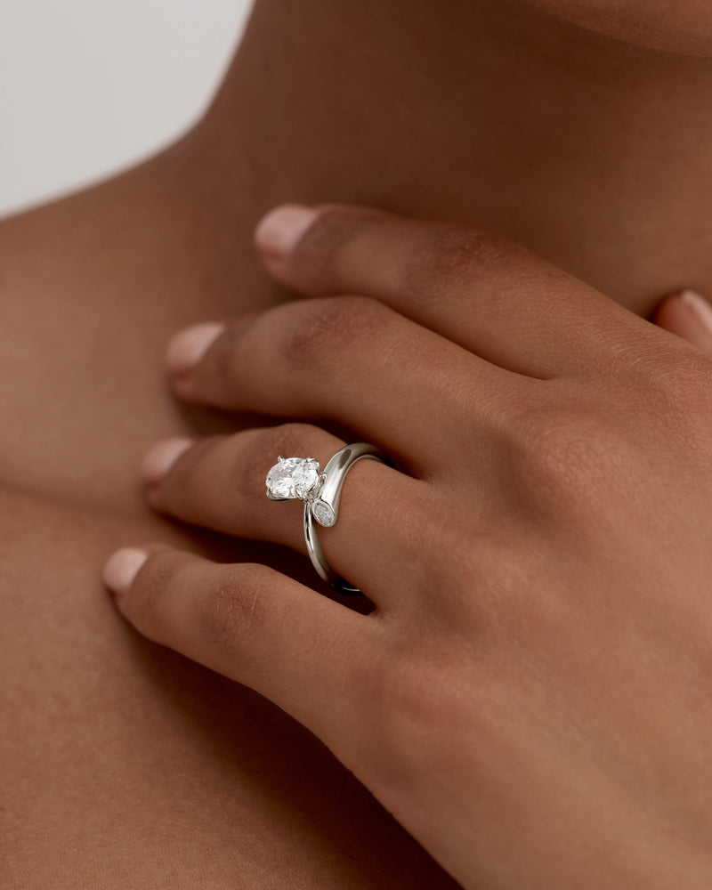 1.0CT-3.0CT Oval Cut Moissanite Diamond Unique Solitaire Engagement Ring