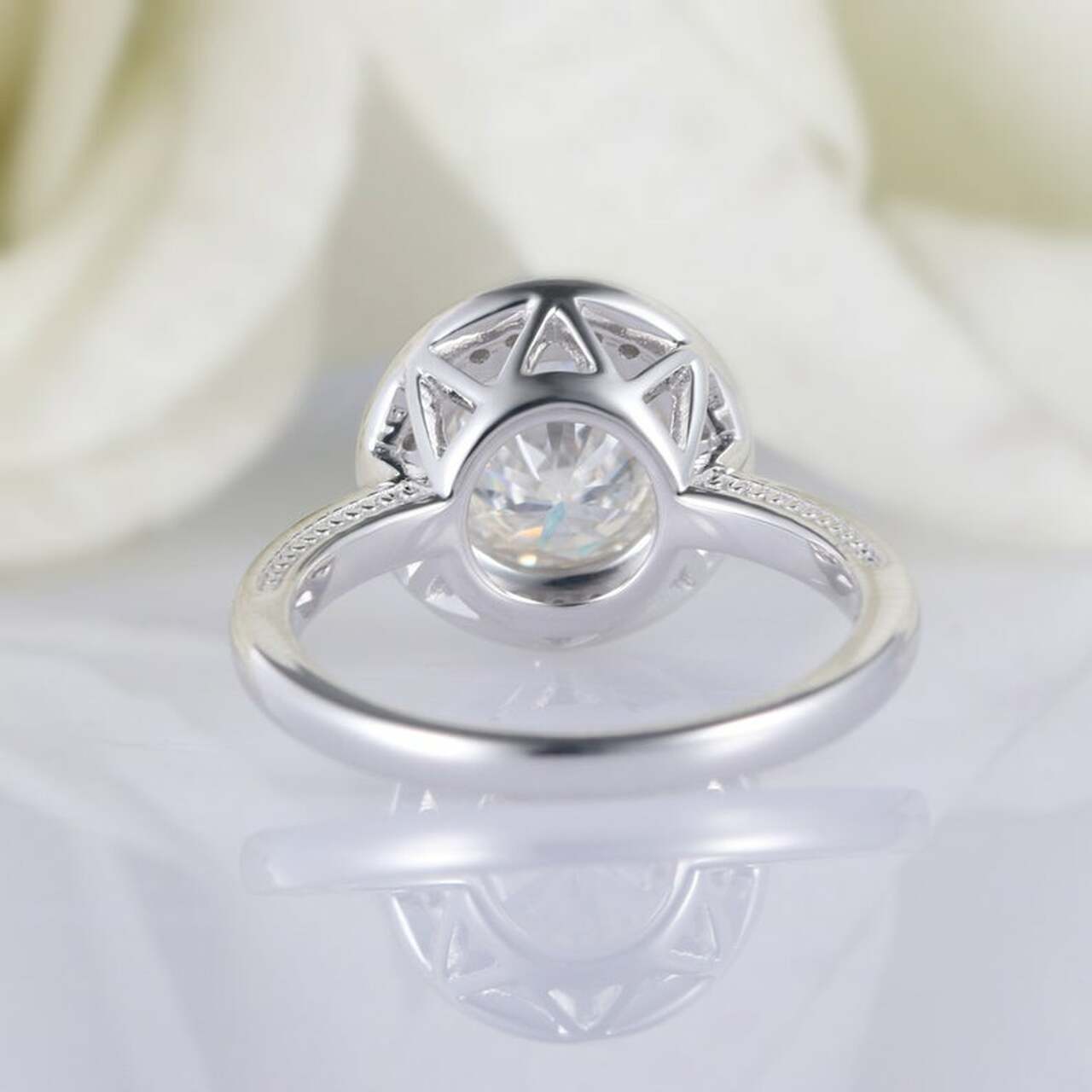 1.5CT Round Brilliant Cut Halo Moissanite Engagement Ring