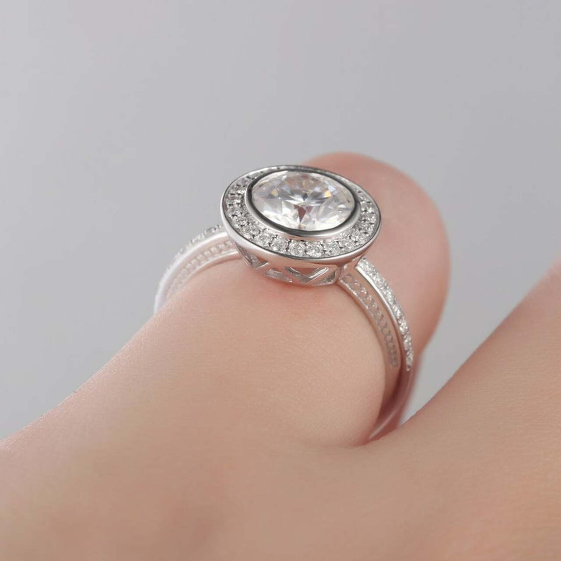 1.5CT Round Brilliant Cut Halo Moissanite Engagement Ring