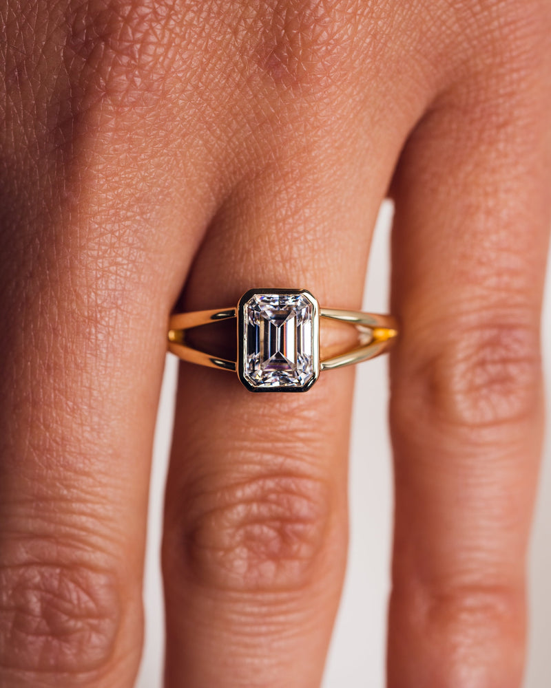 1.60-3.60 CT Emerald CVD Diamond Bezel Solitaire Engagement Ring