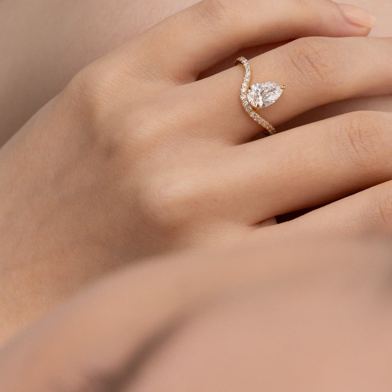 1.0CT-2.0CT Pear Cut Moissanite Diamond Unique Curved Engagement Ring