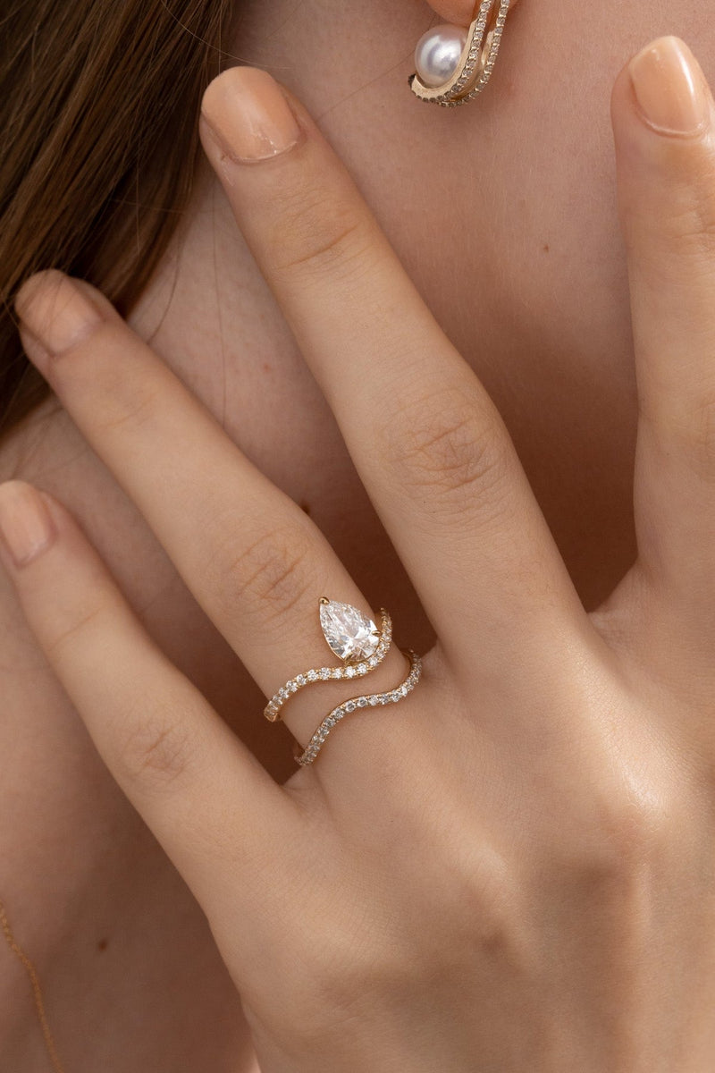 1.0CT-2.0CT Pear Cut Moissanite Diamond Unique Curved Engagement Ring