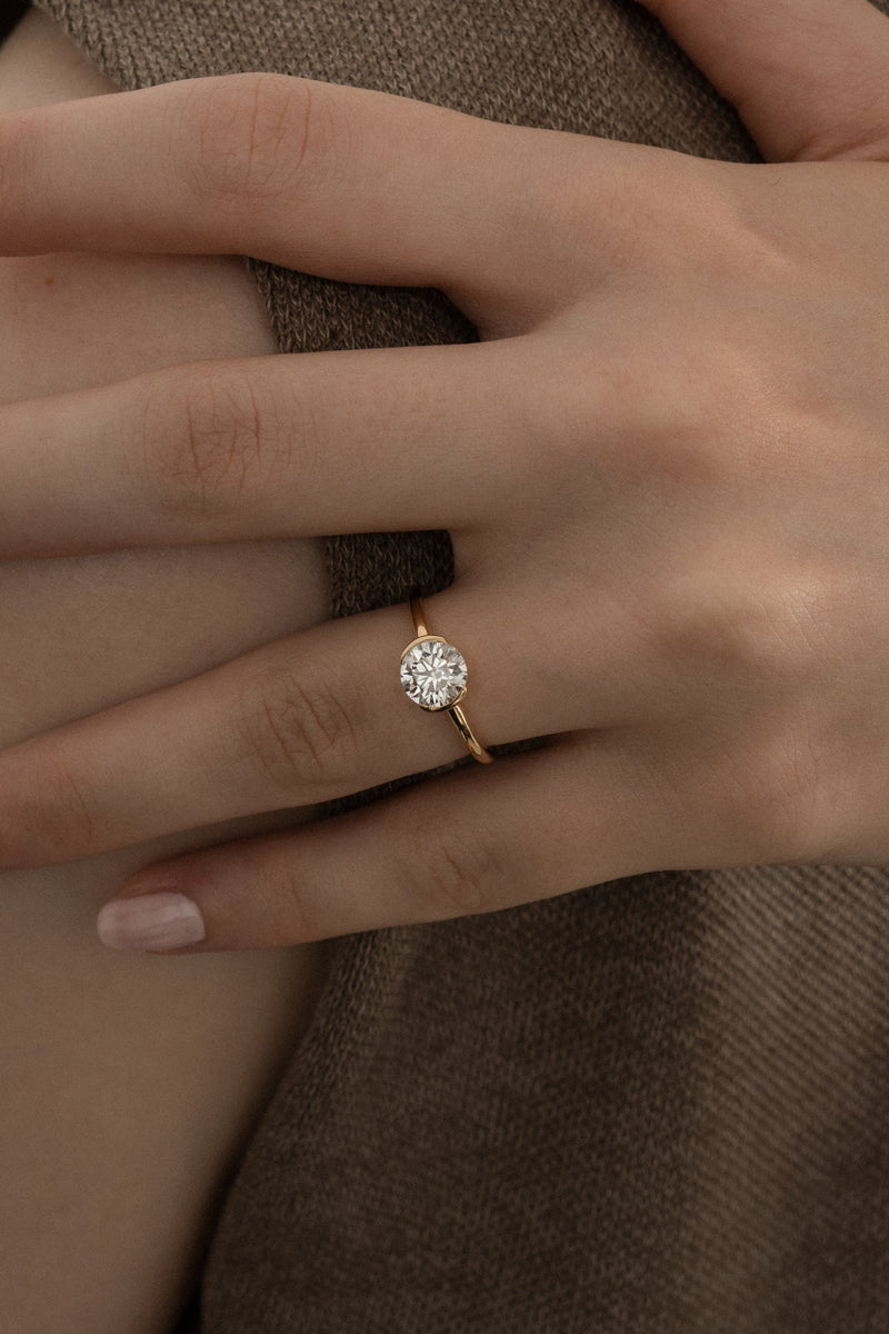 1.0CT-3.0CT Half Bezel Round Cut Moissanite Diamond Clamp Engagement Ring