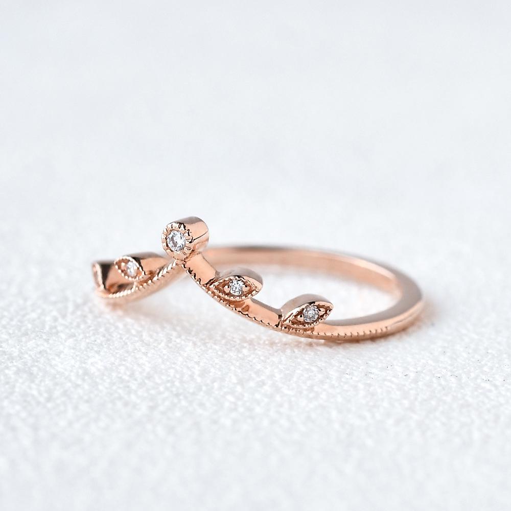 Round Brilliant Cut Curved Vintage Style Wedding Band