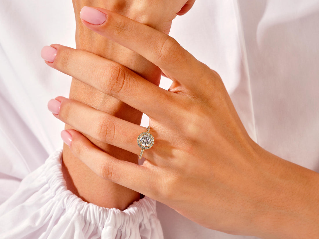 Round Cut Moissanite Round Halo Engagement Ring (1.00 CT)