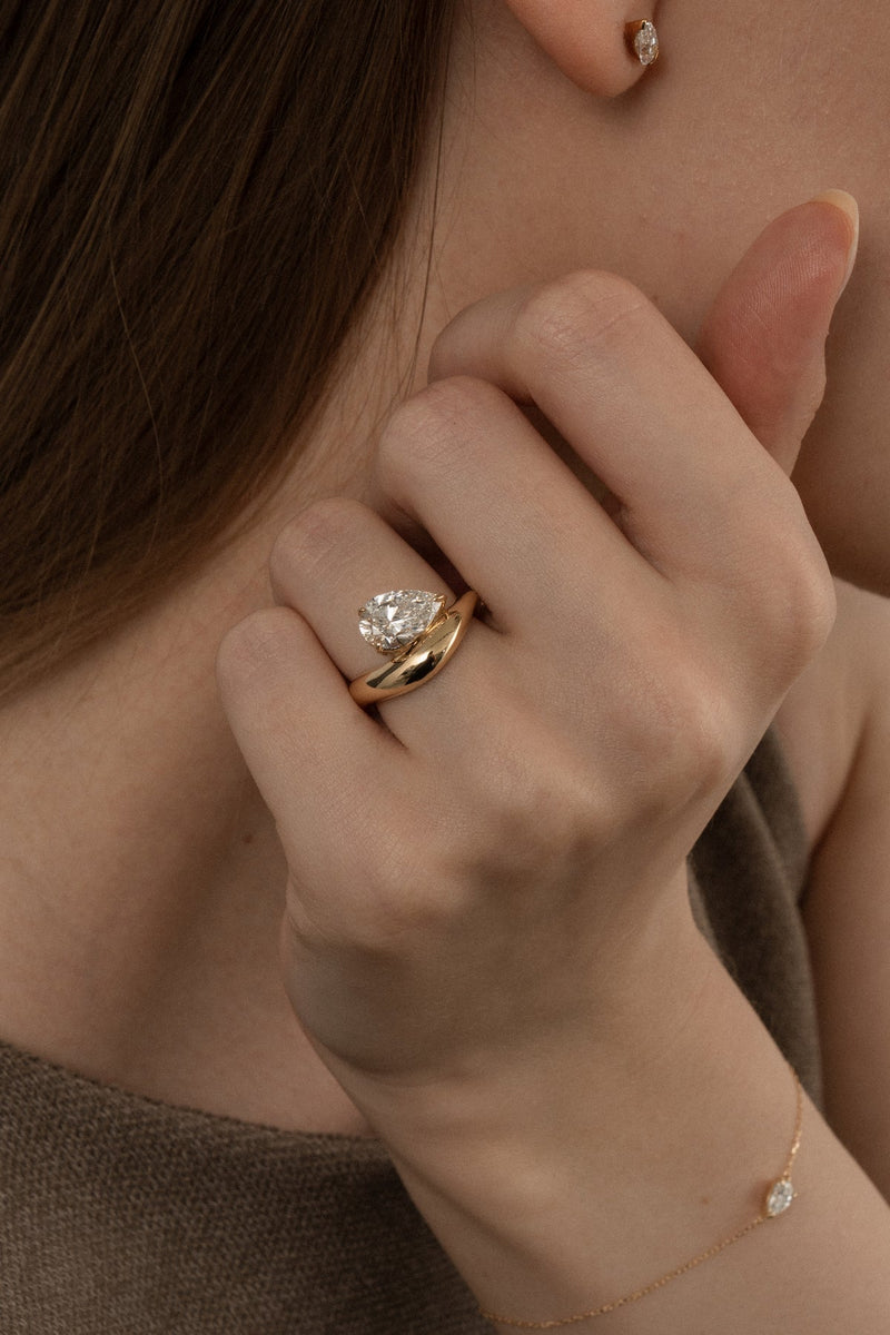 1.0CT-2.0CT Pear Cut Moissanite Diamond Wave Dome Engagement Ring