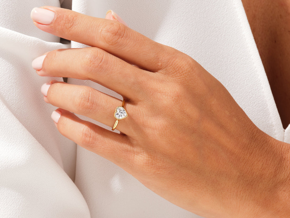 Bezel Heart Moissanite Engagement Ring (1.00 CT)