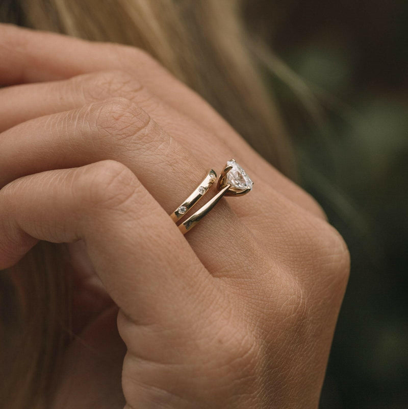 0.85ct Oval Cut Solitaire Style Moissanite Diamond Engagement Ring