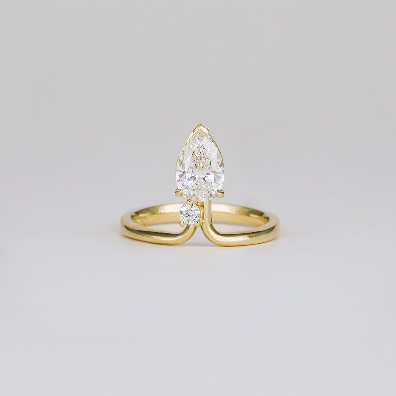 1.0CT-2.0CT Pear Cut Moissanite Diamond Unique Engagement Ring