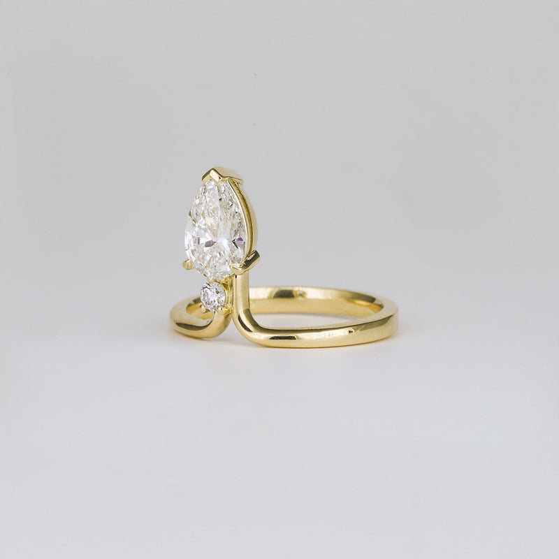 1.0CT-2.0CT Pear Cut Moissanite Diamond Unique Engagement Ring