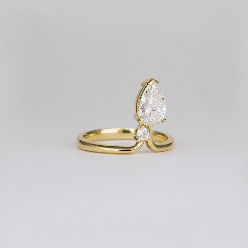 1.0CT-2.0CT Pear Cut Moissanite Diamond Unique Engagement Ring