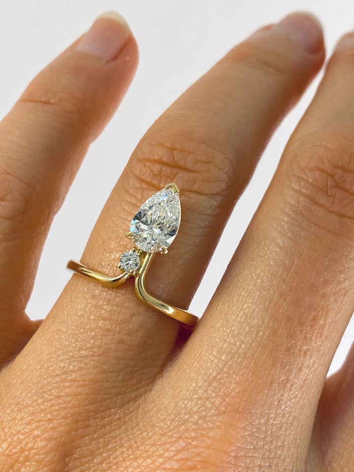 1.0CT-2.0CT Pear Cut Moissanite Diamond Unique Engagement Ring