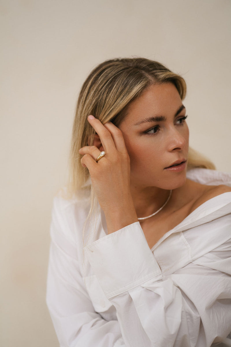 1.0CT-2.0CT Pear Cut Moissanite Unique Diamond Flush Engagement Ring