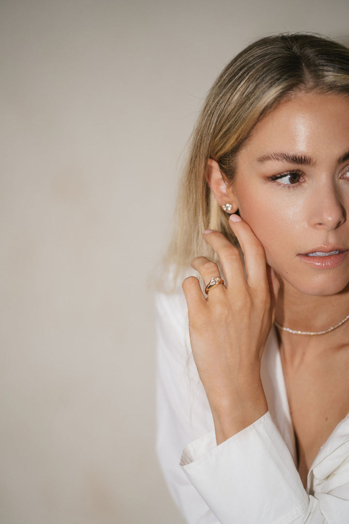 1.0CT-2.0CT Pear Cut Moissanite Unique Diamond Flush Engagement Ring