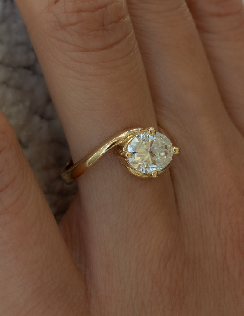 1.0CT-2.0CT Oval Cut Moissanite Diamond Unique Engagement Ring