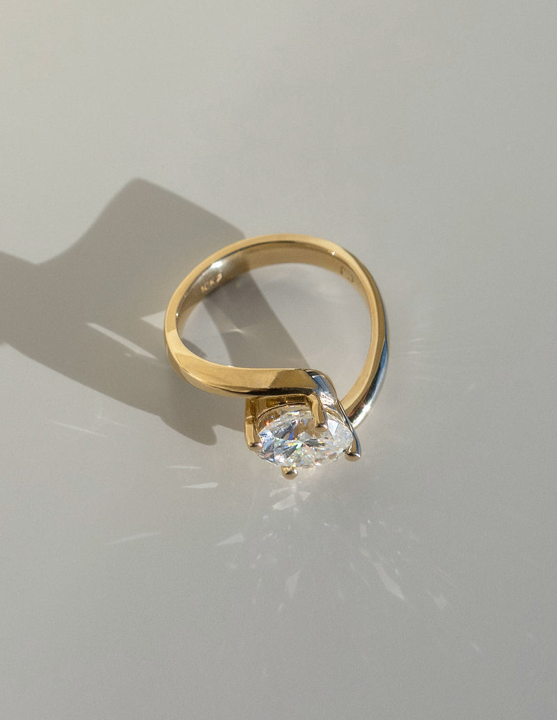 1.0CT-2.0CT Oval Cut Moissanite Diamond Unique Engagement Ring
