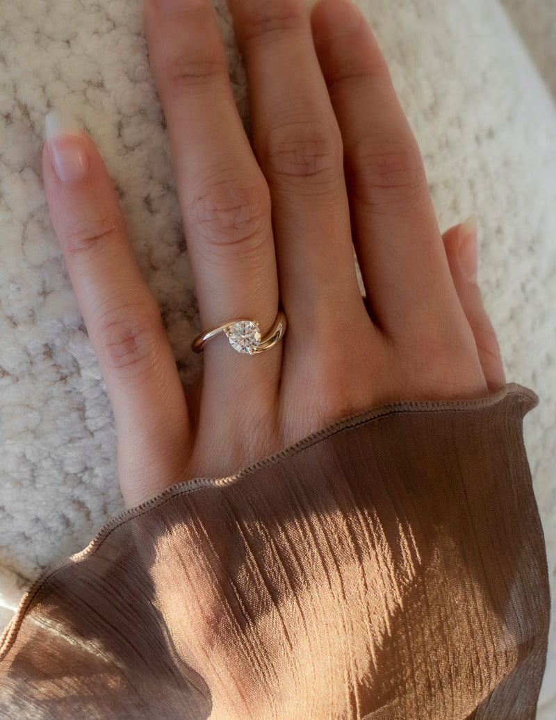1.0CT-2.0CT Round Cut Moissanite Unique Diamond Engagement Ring