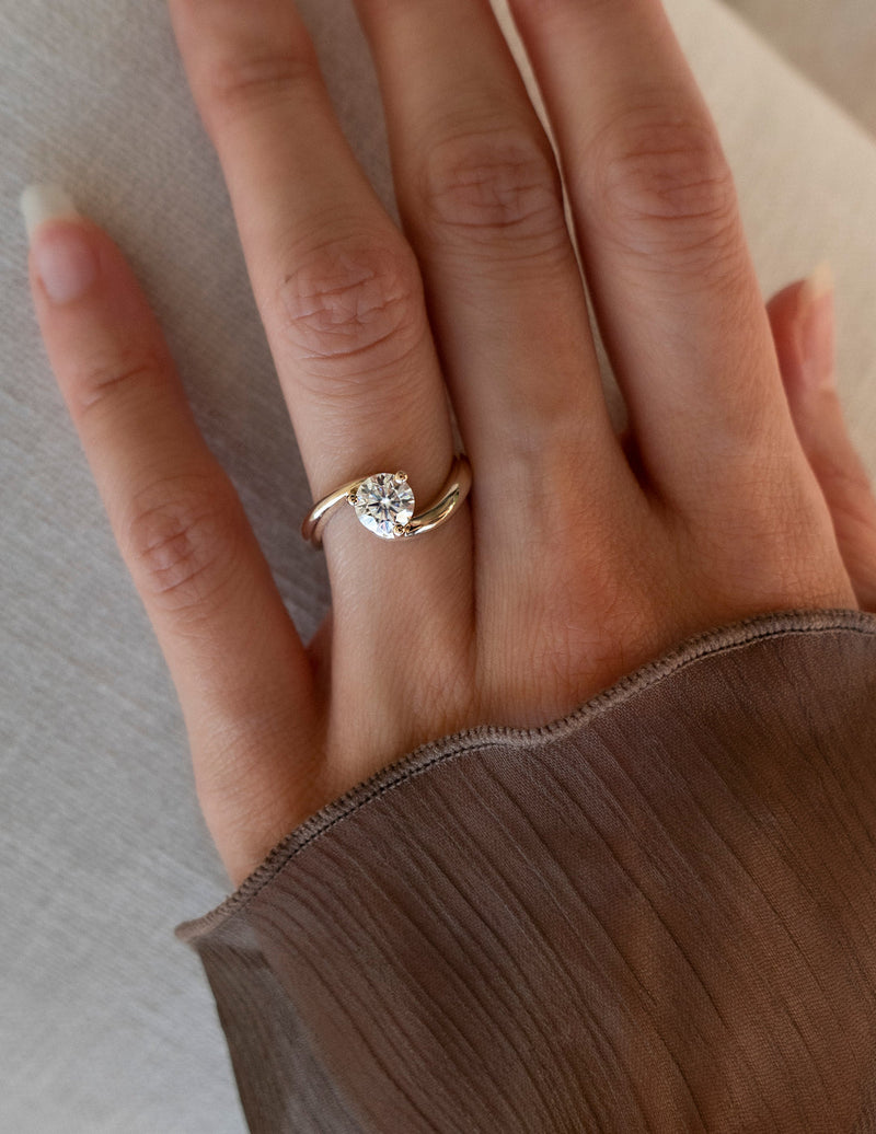1.0CT-2.0CT Round Cut Moissanite Unique Diamond Engagement Ring