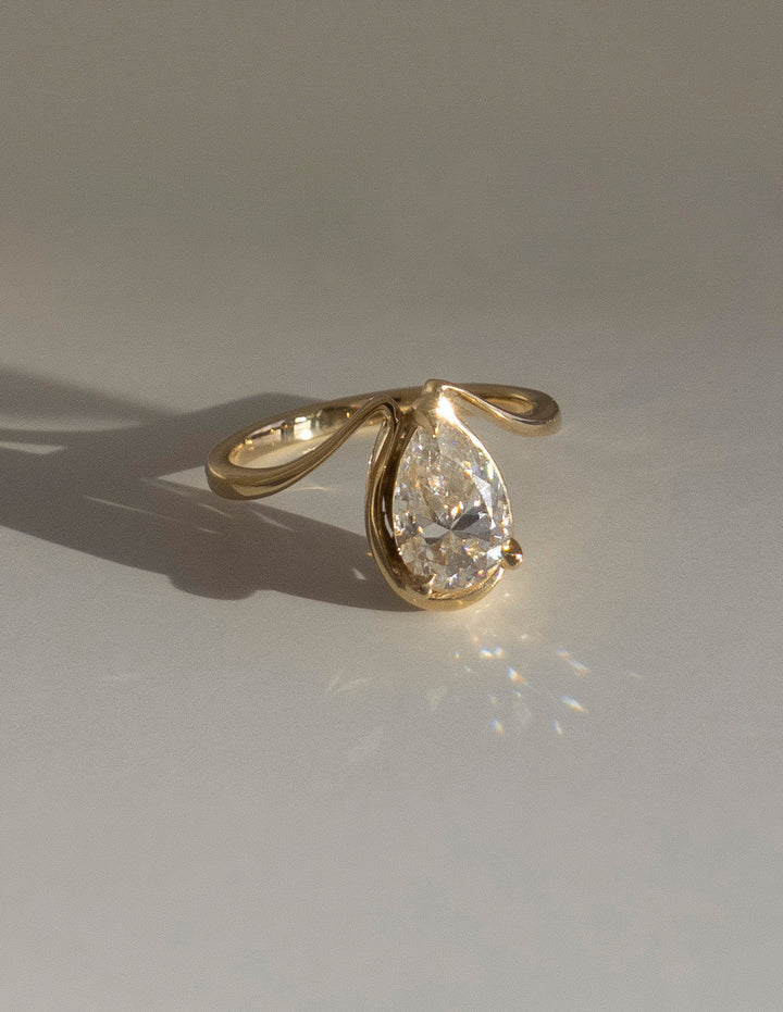 1.0CT-2.0CT Pear Cut Moissanite Diamond Unique Engagement Ring