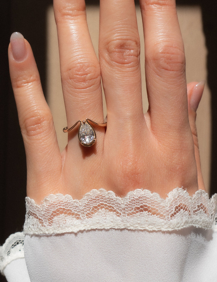 1.0CT-2.0CT Pear Cut Moissanite Diamond Unique Engagement Ring