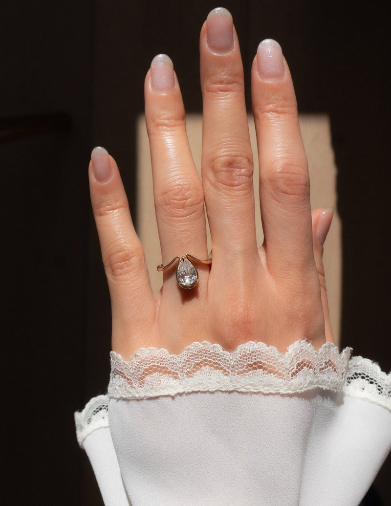 1.0CT-2.0CT Pear Cut Moissanite Diamond Unique Engagement Ring