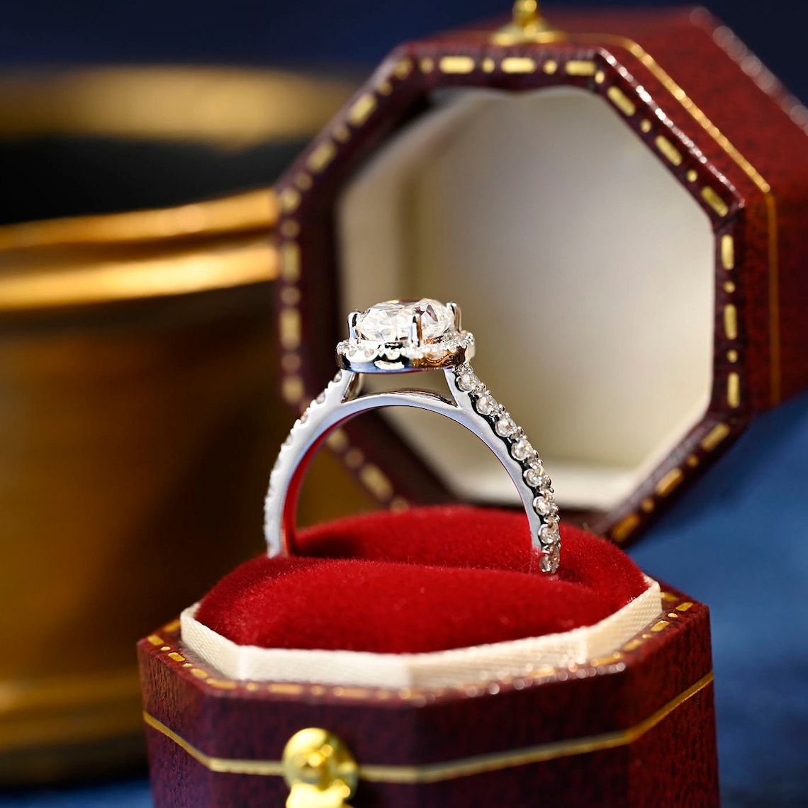 1.0 CT-3.0 CT Oval CVD Diamond Halo Pave Setting Engagement Ring