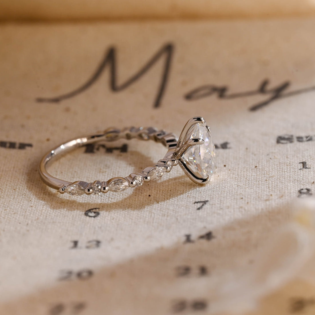 1.0 CT-3.0 CT Pear CVD Diamond Dainty Setting Engagement Ring