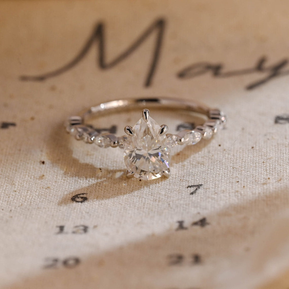 1.0 CT-3.0 CT Pear CVD Diamond Dainty Setting Engagement Ring