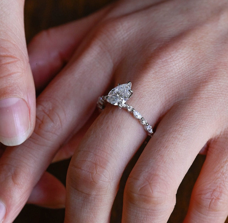 1.0 CT-3.0 CT Pear CVD Diamond Dainty Setting Engagement Ring