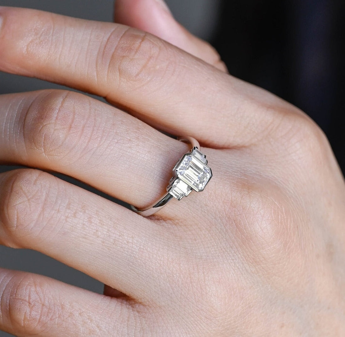 1.0-3.0 CT Emerald E/VS1 CVD Diamond Five Stone Style Engagement Ring
