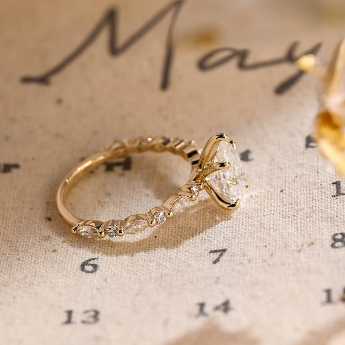 1.0 CT-3.0 CT Pear CVD Diamond Dainty Setting Engagement Ring