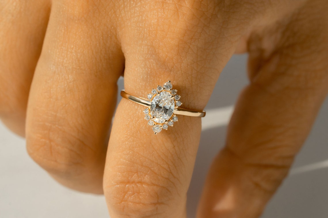 0.93-3.0 CT Oval CVD Diamond Halo Engagement Ring