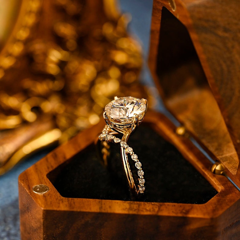 1.0-3.0 CT Round CVD Diamond Unique Engagement Ring