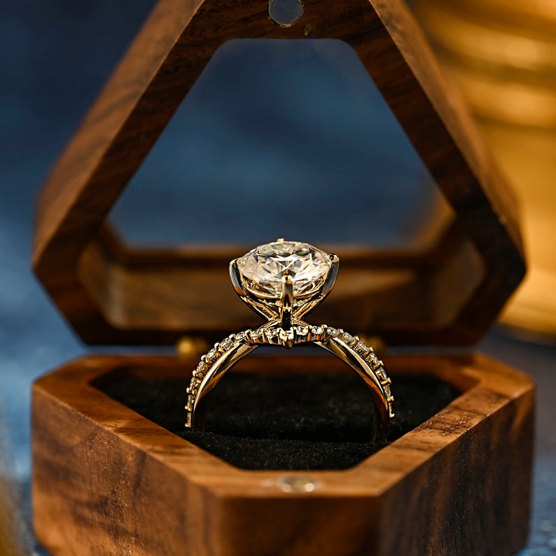 1.0-3.0 CT Round CVD Diamond Unique Engagement Ring