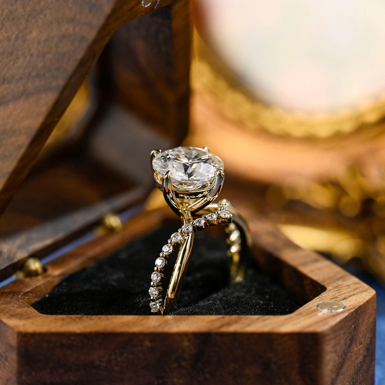 1.0-3.0 CT Round CVD Diamond Unique Engagement Ring